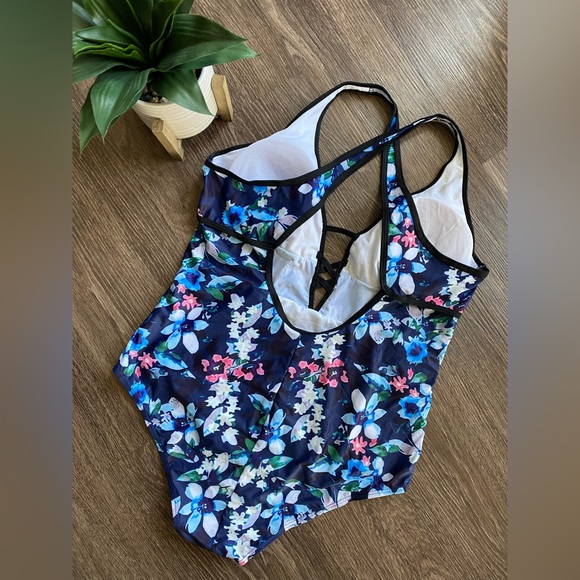 Women’s one piece bathing suit , 2XL - Picture 6 of 7